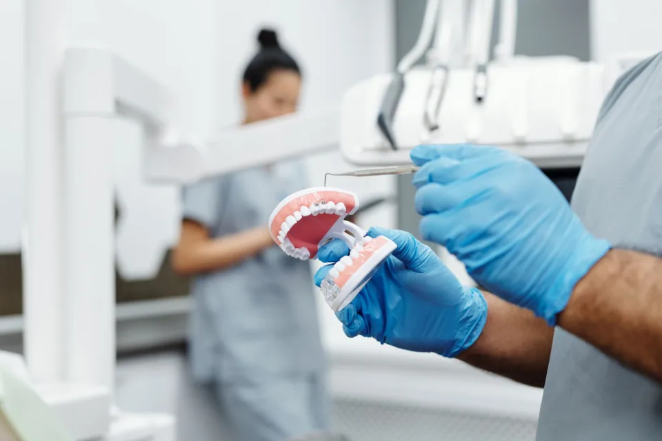 Phục hình răng cửa sứt mẻ bằng trám thẩm mỹ — trước